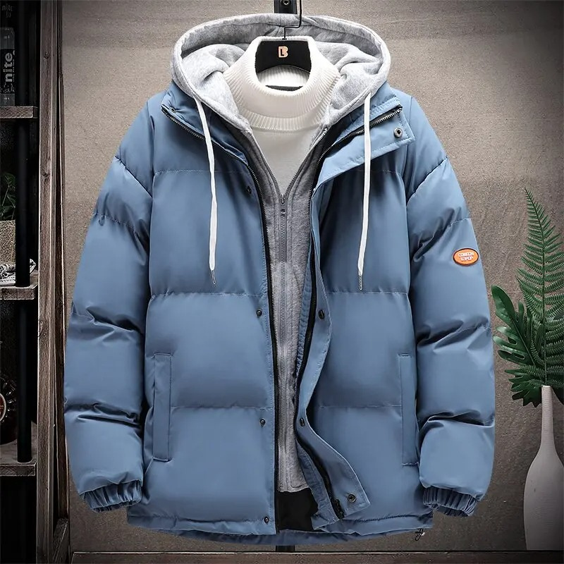 Casual muška puffer jakna s polokragom, kapuljačom i dvostrukim vezanjem. Savršena za jesen/zimu