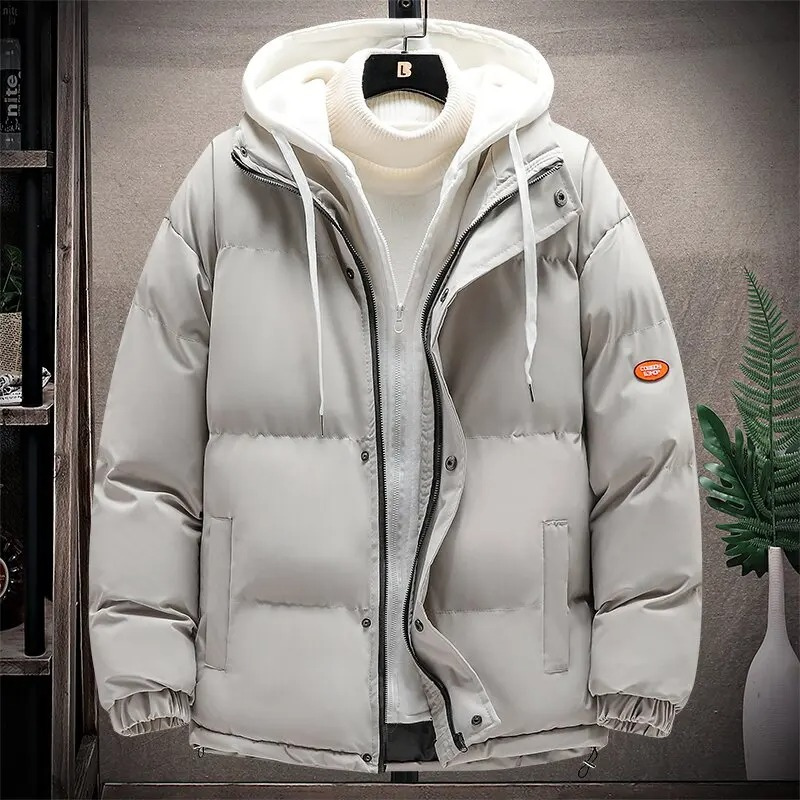 Casual muška puffer jakna s polokragom, kapuljačom i dvostrukim vezanjem. Savršena za jesen/zimu