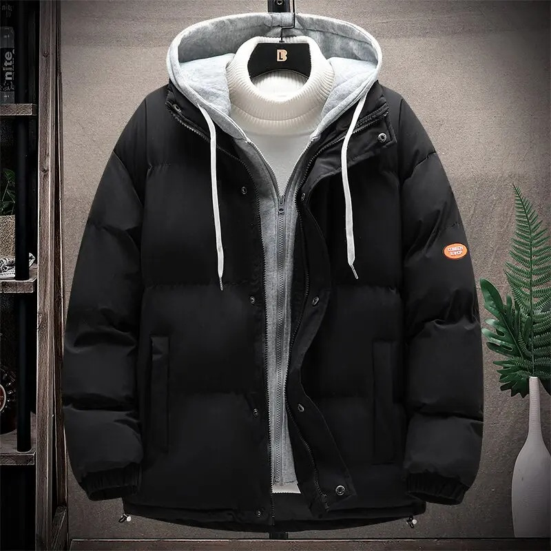 Casual muška puffer jakna s polokragom, kapuljačom i dvostrukim vezanjem. Savršena za jesen/zimu