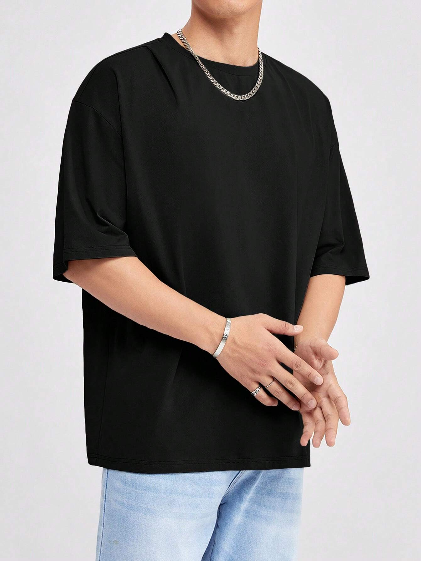 Bram | Stilizirana crna oversized majica za ljetnu sezonu