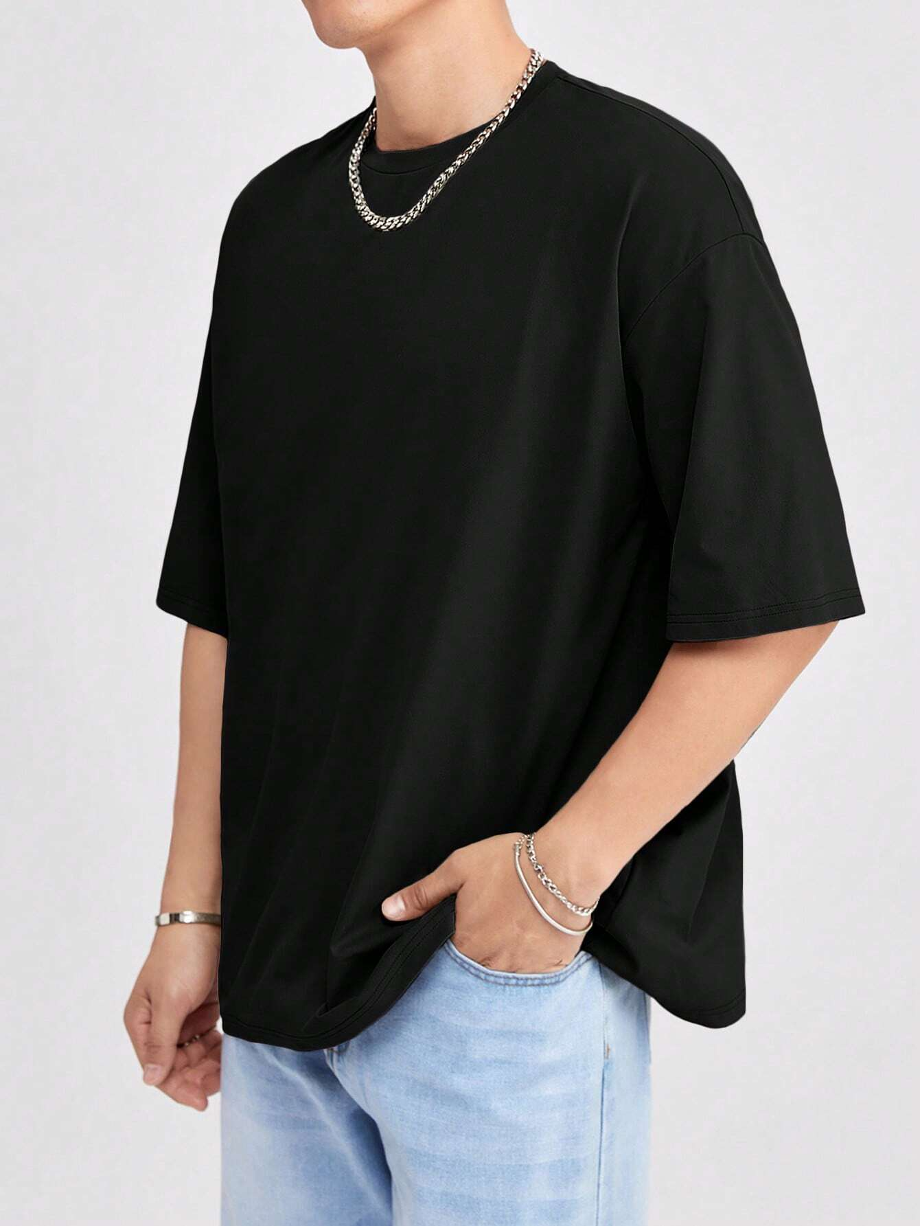 Bram | Stilizirana crna oversized majica za ljetnu sezonu